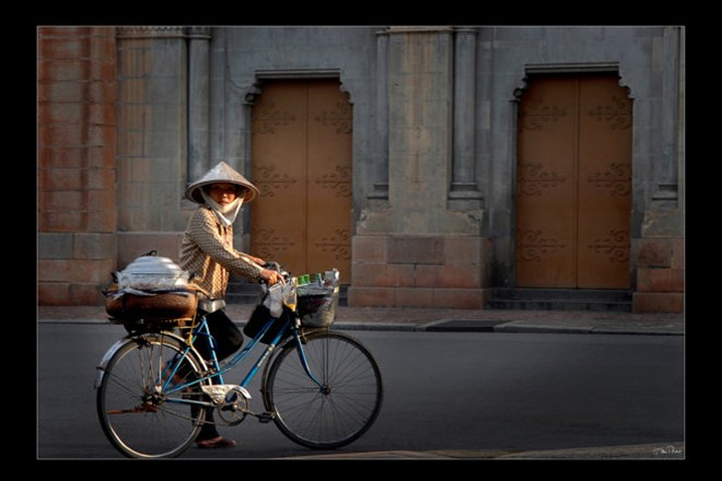 [-]Nhịp[-]sống[-]xung[-]quanh[-]Nhà[-]thờ[-]Đức[-]Bà[-]qua[-]ống[-]kính[-]nhiếp[-]ảnh[-]gia[-]Tam[-]Thái